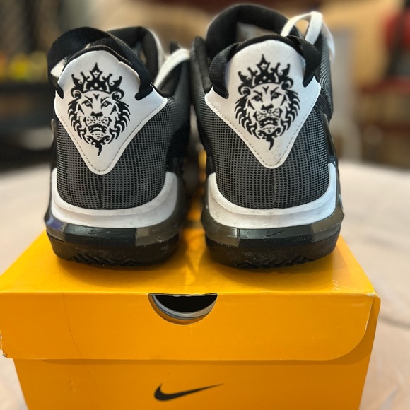 Nike , LeBron Witness 7 Basketball Shoes - Picture 2 of 4